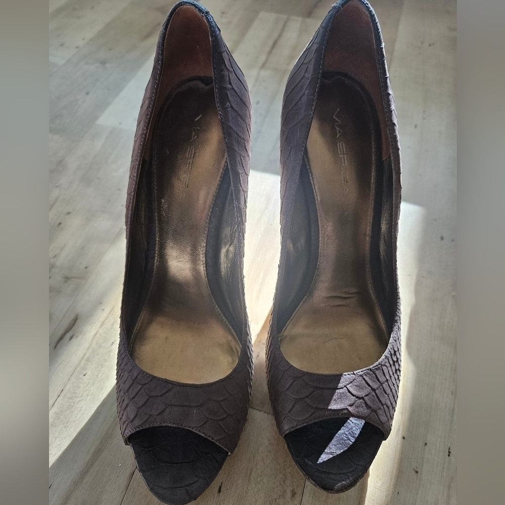 Elegant Peep-Toe Heels by Via Spiga - Picture 2 of 9